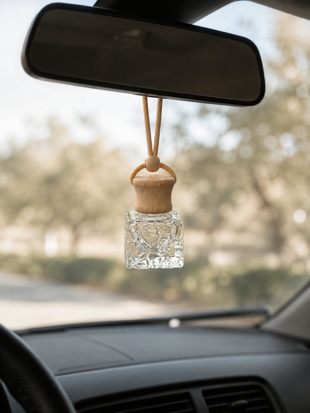Aromatizador colgante dentro de un auto